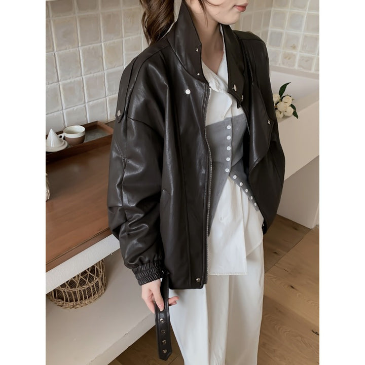 Damen Oversize Bikerjacke aus veganem Leder mit hohem Stehkragen und dekorativen Druckknöpfen Echoarchiv