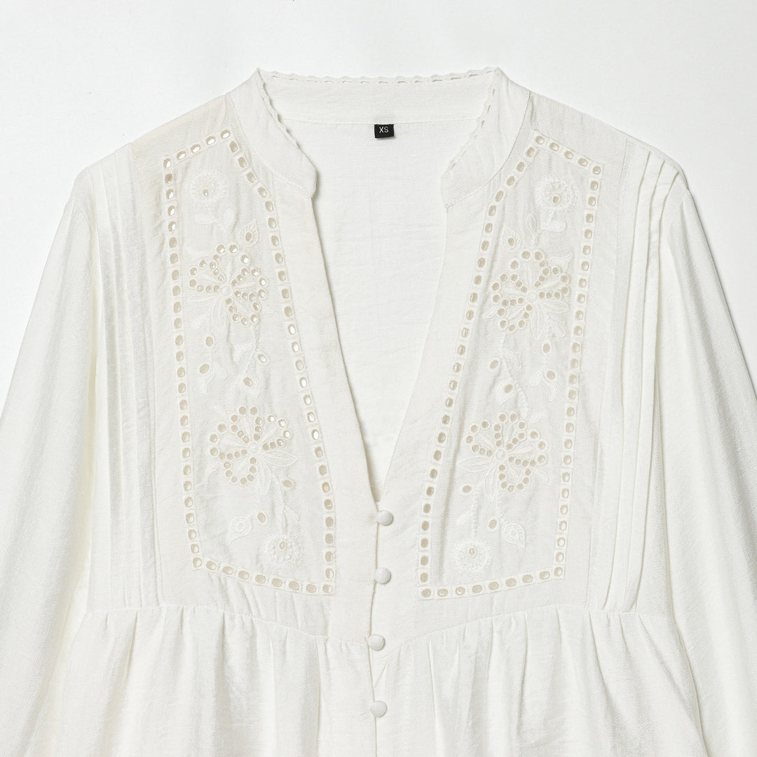 Damen leichte bestickte Baumwollbluse im Boho‑Stil mit Stehkragen, Zierknopfleiste und geraffter Empire‑Taille – Élovi