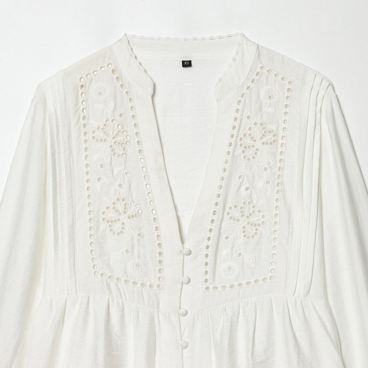 Damen leichte bestickte Baumwollbluse im Boho‑Stil mit Stehkragen, Zierknopfleiste und geraffter Empire‑Taille – Élovi
