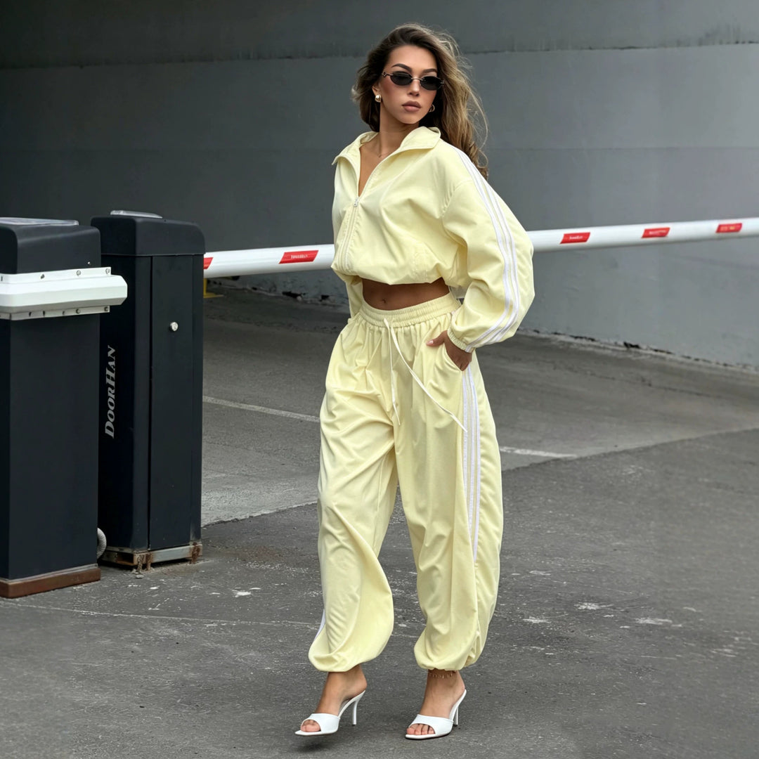 Damen Oversized kurz geschnittene Trainingsjacke und taillenhohe Jogginghose Set mit Seitenstreifen – Avérine