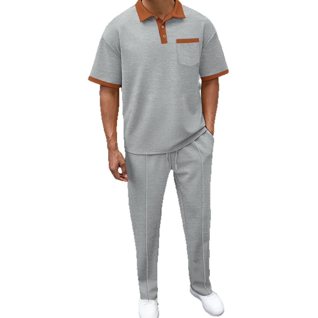 Herren elegantes Freizeit-Set mit strukturiertem Poloshirt und bequemer Hose Echoarchiv