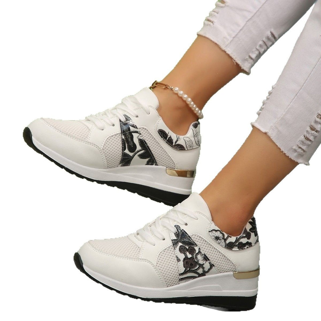 Damen Keil-Sneaker mit floraler Stickerei, Mesh-Einsätzen und Metallapplikation – Névara