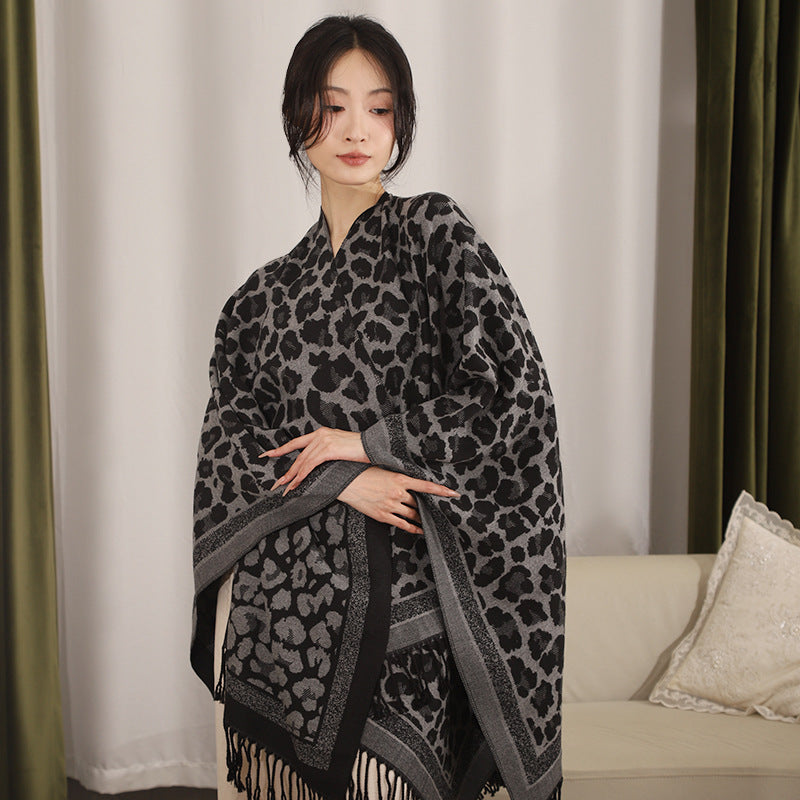 Damen Eleganter Jacquard-Überwurf mit Leopardenjacquard und Fransen Echo Archiv