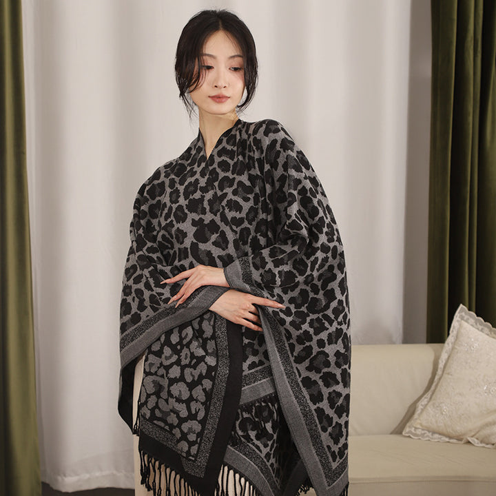 Damen Eleganter Jacquard-Überwurf mit Leopardenjacquard und Fransen Echo Archiv
