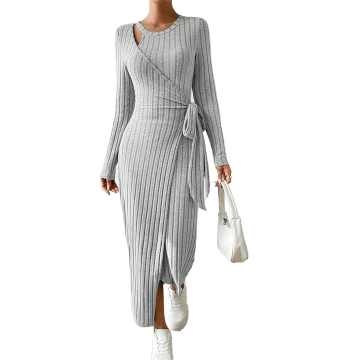 Damen geripptes Midikleid mit Wickeloptik, Taillenbindegürtel, One-Shoulder Cutout und seitlichem Beinschlitz – Élara