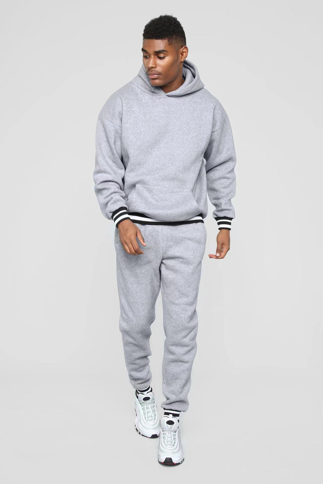 Herren sportliches Sweatshirt mit bequemen Jogginghosen im urbanen Style Echoarchiv