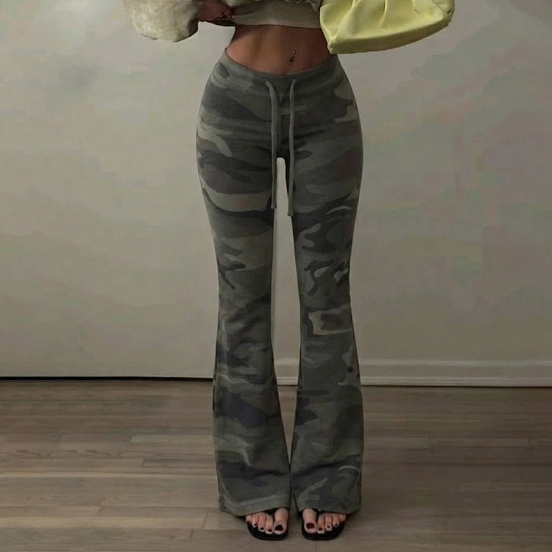 Damen Weiche Schlaghose im Camouflage-Muster mit Tunnelzug und hoher Taille – Avélisse