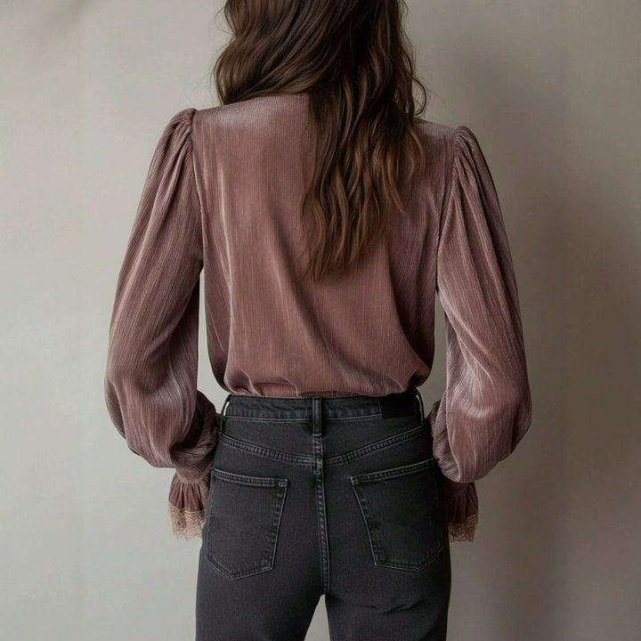 Damen Plissée-Veloursbluse mit Spitzenrüschen und Puffärmeln Echo Archiv