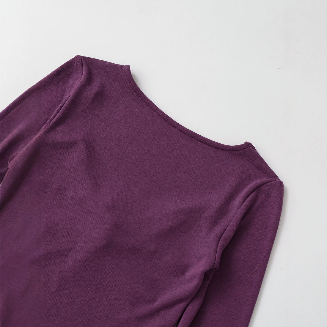 Damen Langarmshirt mit Drehknoten-Detail figurformendem Büstenteil und weiter Ausschnitt Echoarchiv