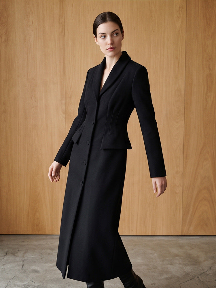 Damen Taillierter Longcoat mit Schalkragen und figurformenden Abnähern Echoarchiv