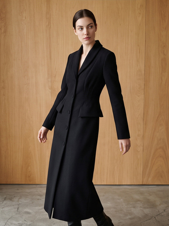 Damen Taillierter Longcoat mit Schalkragen und figurformenden Abnähern Echoarchiv