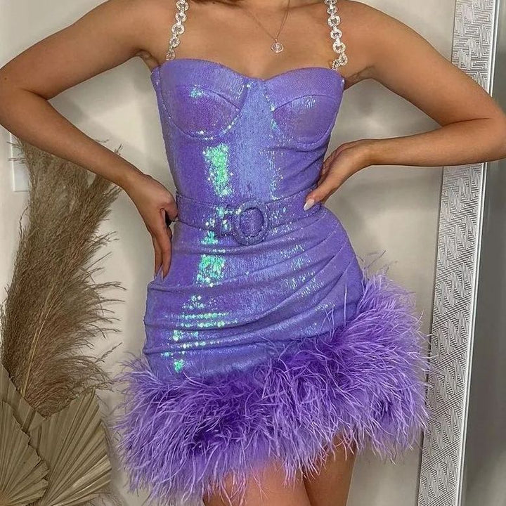 Damen Elegantes Partykleid mit schmückenden Federn und glänzendem Detail Echo Archiv