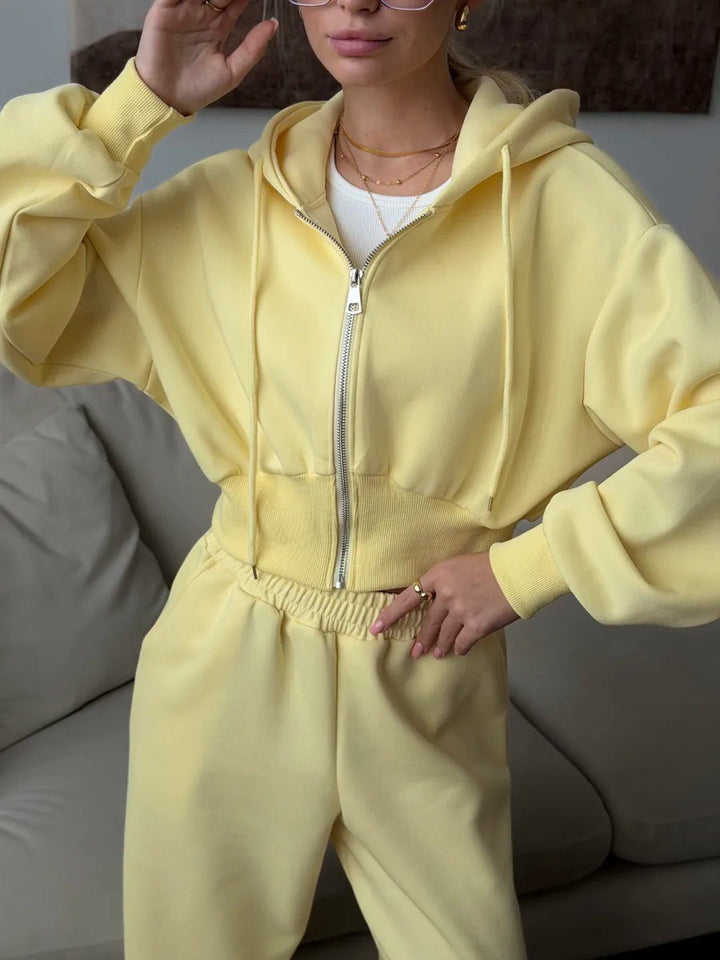 Damen gekürztes Reißverschluss-Hoodie mit Kapuze und hochgeschnittene Relax-Jogginghose mit elastischem Bund – Auréline