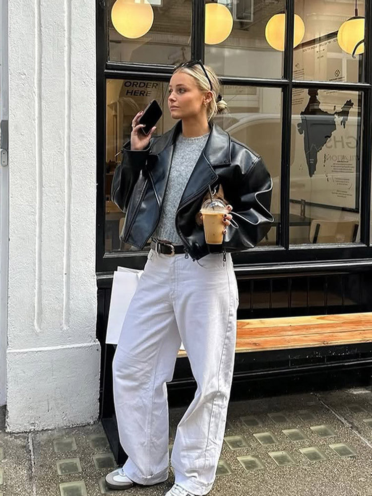 Damen Cropped Boxy‑Bikerjacke aus Lederimitat mit markanter Schulterpartie und kastiger Silhouette Echoarchiv