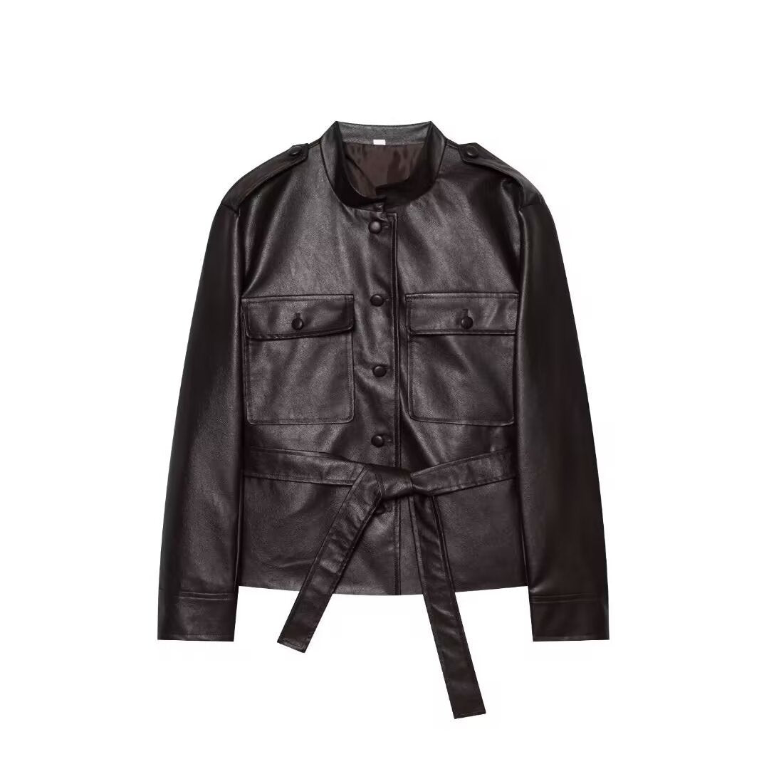 Damen Kurzjacke aus Kunstleder mit Taillengürtel, Pattentaschen und Stehkragen Echo Archiv