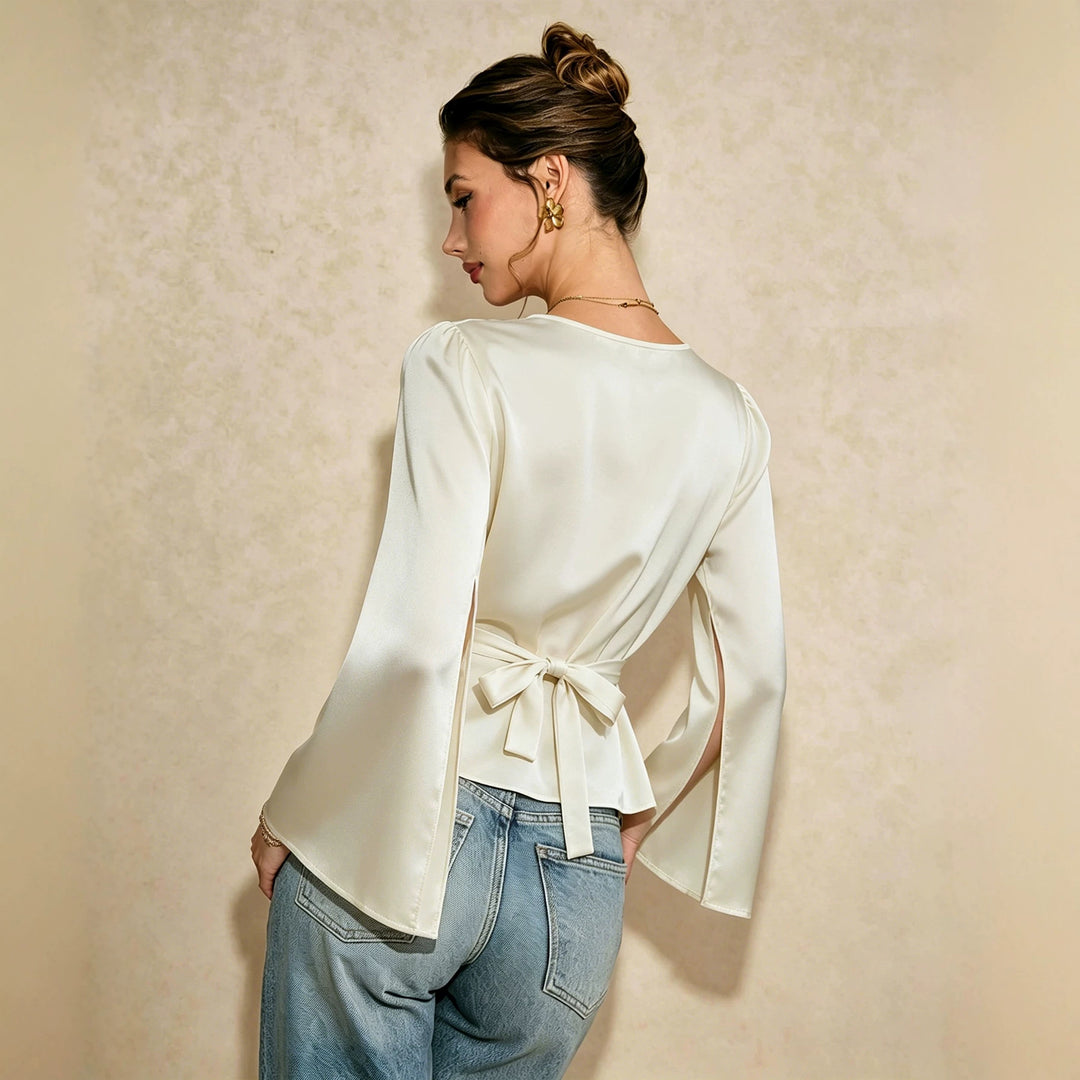 Damen elegante Satinbluse mit Wasserfallausschnitt, taillierter Silhouette und langen Ärmelschlitzen – Élovi