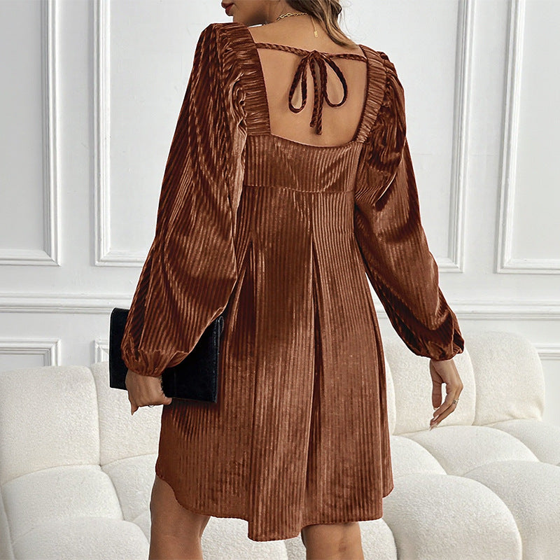 Damen Angesagtes Plisseekleid mit quadratischem Ausschnitt Echo Archiv