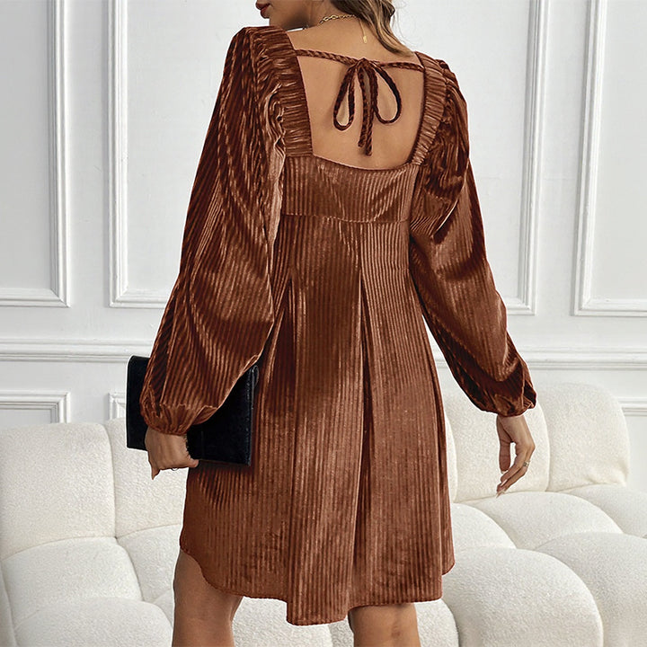 Damen Angesagtes Plisseekleid mit quadratischem Ausschnitt Echo Archiv