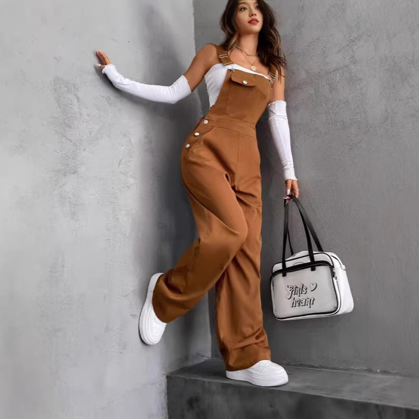 Damen weite Latzhose mit seitlichen Zierknöpfen, Brusttasche und weitem Bein – Solévia