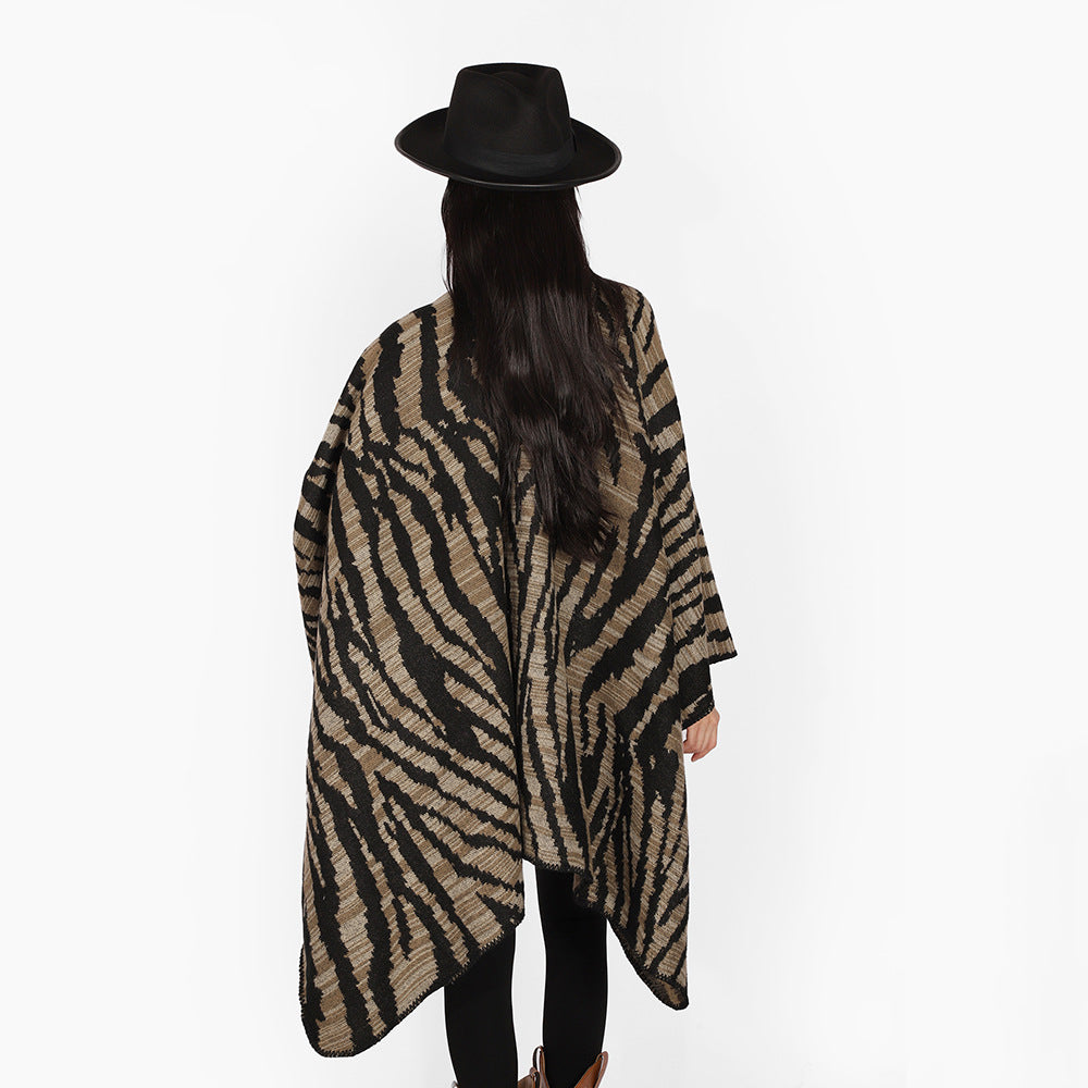 Damen Grobstrick‑Poncho im Cape‑Schnitt mit Zebra‑Jacquard und offener Kimonoärmelung – Célinea