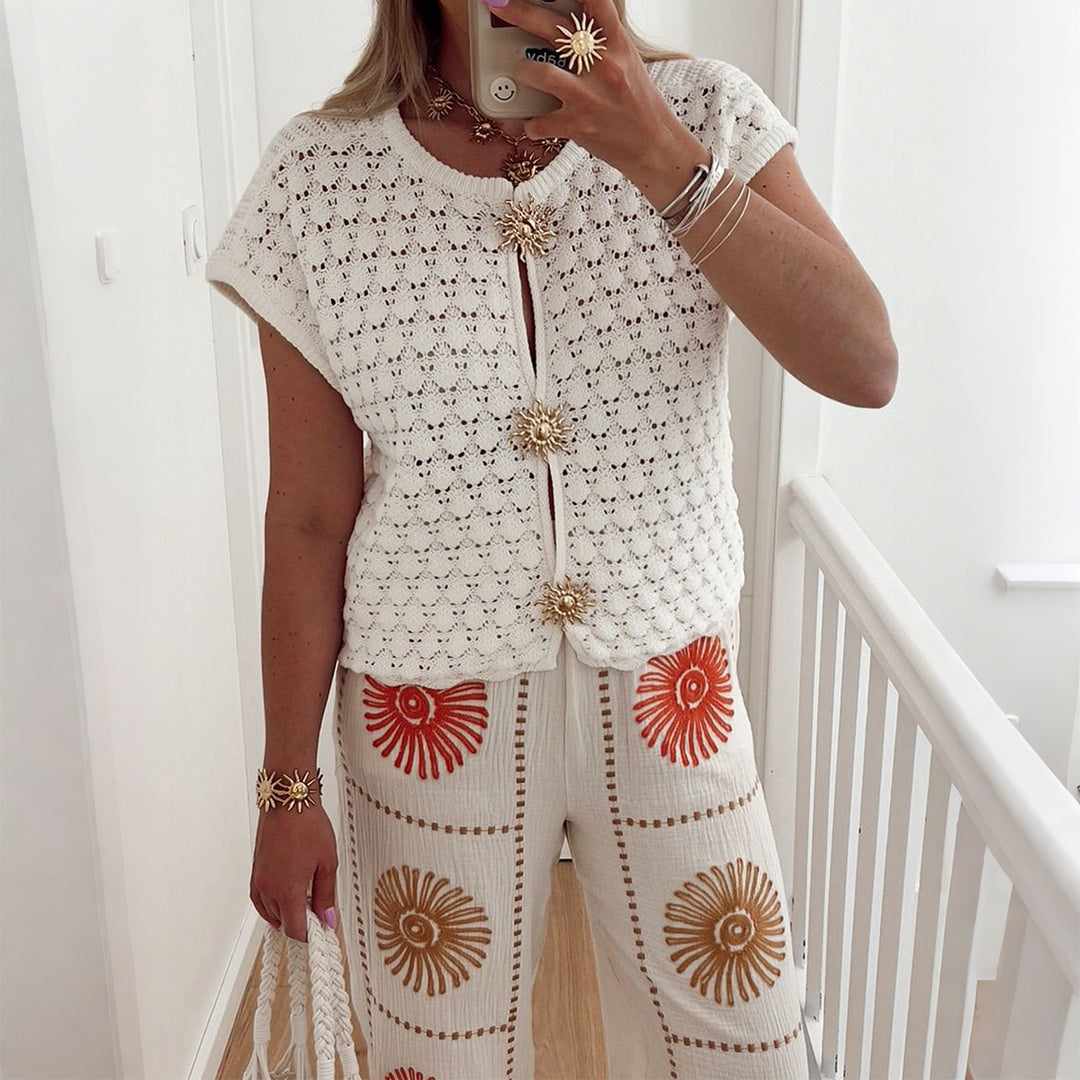 Damen Strickoberteil mit floralen Knöpfen und luftiger Verarbeitung Echo Archiv