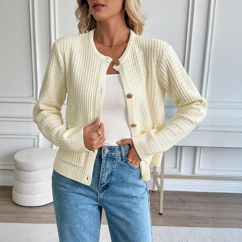 Damen Strukturiertes Feinstrick-Cardigan mit Rundhals, Holzknöpfen und aufgesetzten Taschen – Veloura