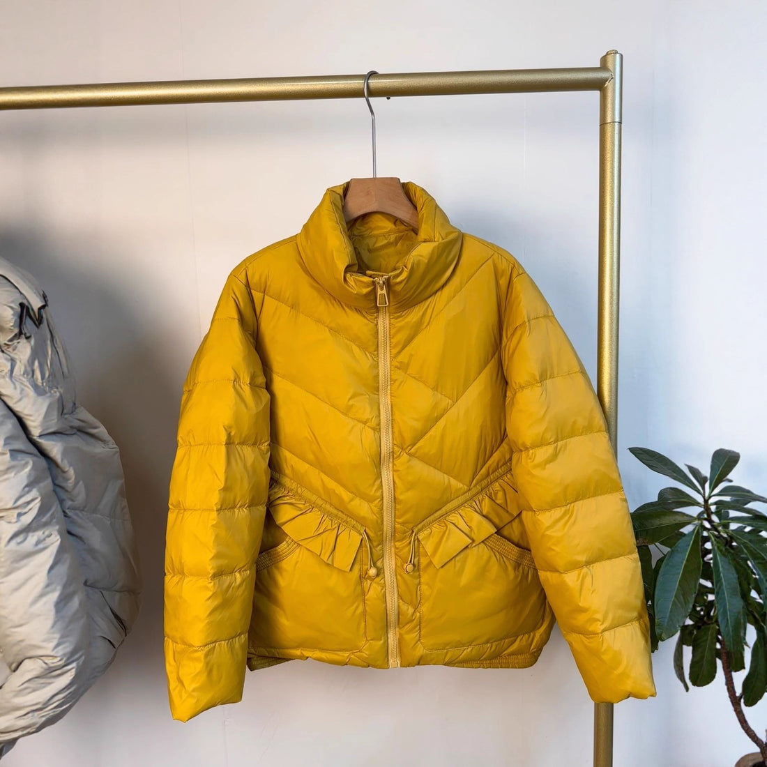 Damen Steppparka mit Stehkragen, tailliertem Rüschendetail und wärmender Thermofüllung Echoarchiv