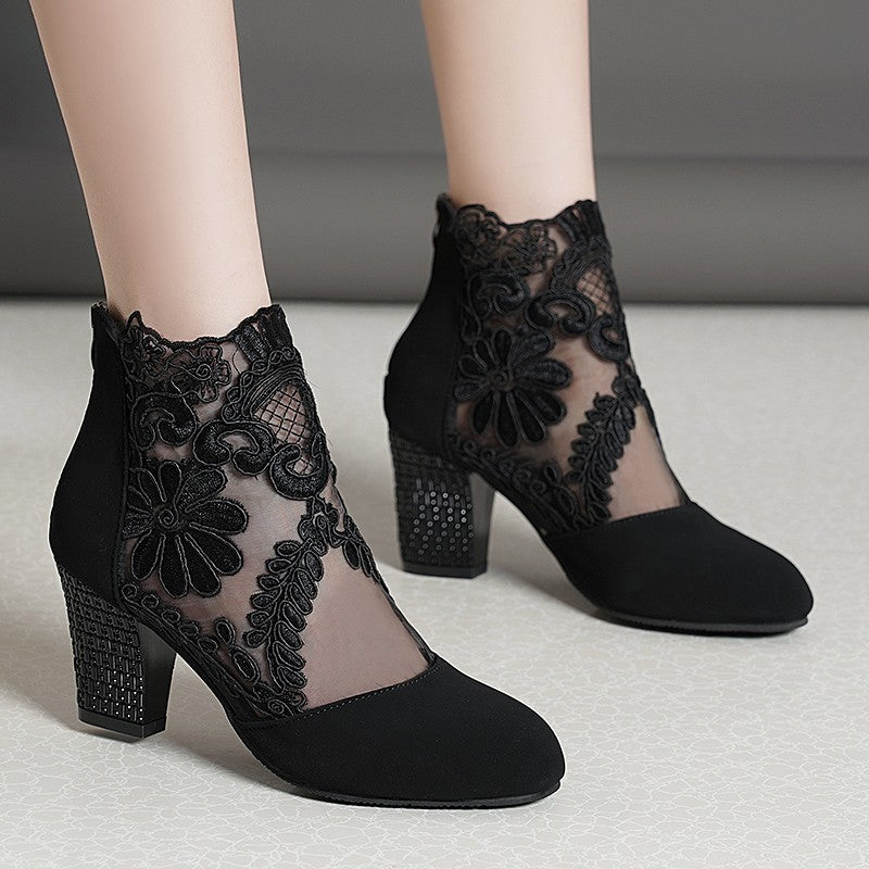 Damen nan elegante Spitzen-Stiefelette mit floralem Mesh-Einsatz, Reißverschluss und verzierendem Blockabsatz Echo Archiv