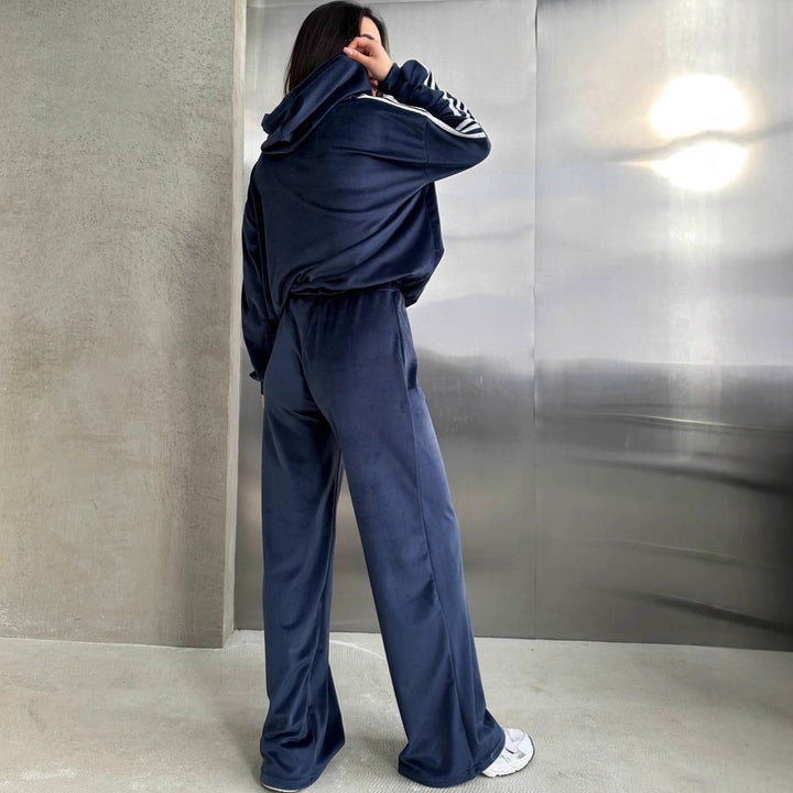 Damen Velours-Zweiteiler mit Cropped-Kapuzenpullover, sportiven Ärmeln und weiter Palazzo-Hose – Auréline