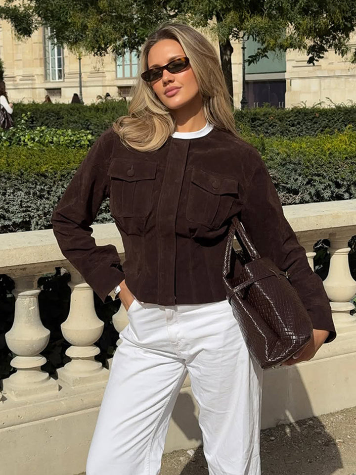 Damen Kurzjacke aus Veloursleder im Hemdjacke‑Stil mit aufgesetzten Brusttaschen Echoarchiv