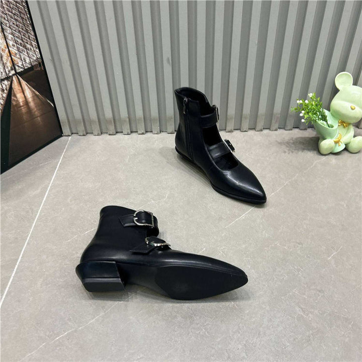 Damen Spitz zulaufende Ankle-Boots mit Doppelriemen, Schnallen und niedrigem Blockabsatz – Varelle