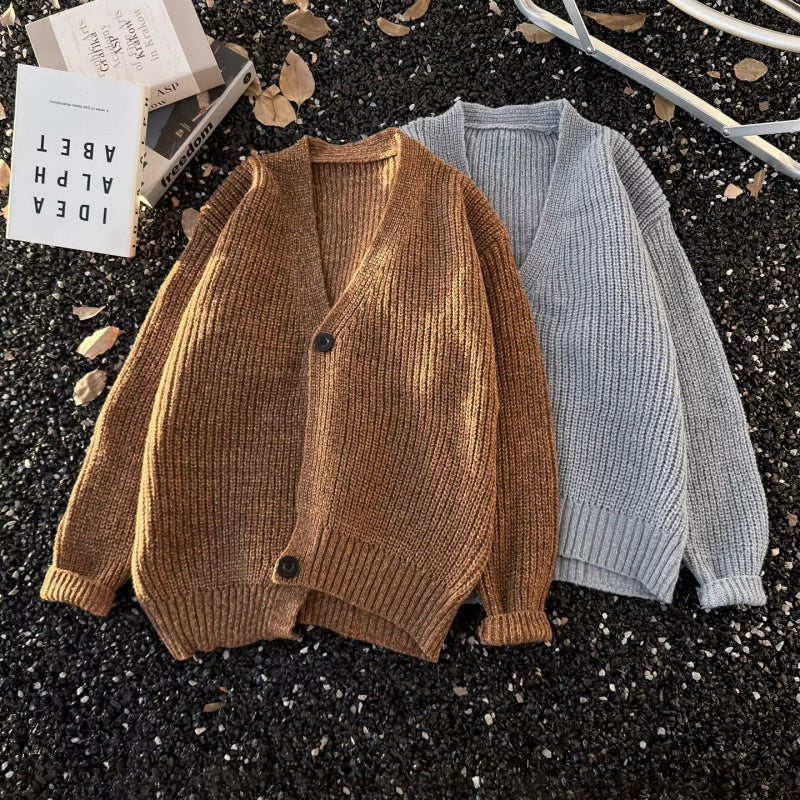 Unisex Grobstrick-Cardigan im Oversize-Schnitt mit tiefem V-Ausschnitt und markanter Knopfleiste Echoarchiv