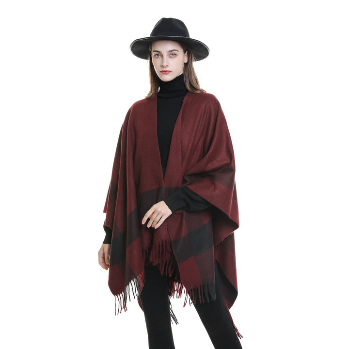 Damen Wollmix‑Schulterponcho mit Fransensaum und kontrastierenden Blockstreifen – Célinea