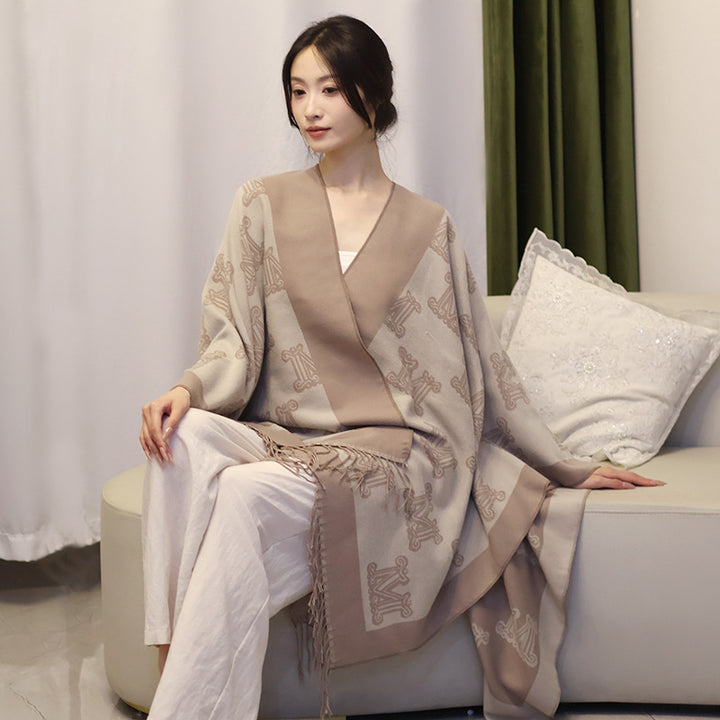Damen Grobgewebter Poncho im Kimono-Schnitt mit Monogramm-Jacquard und Fransensaum – Avérine