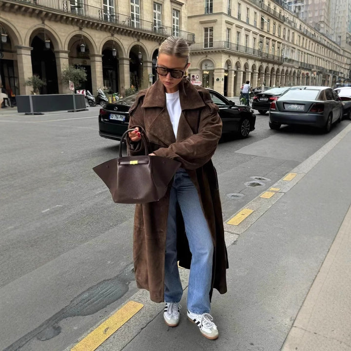 Damen taillierter veganer Trenchcoat mit Schalkragen, Bindegürtel und Schulterriegeln – Montévia