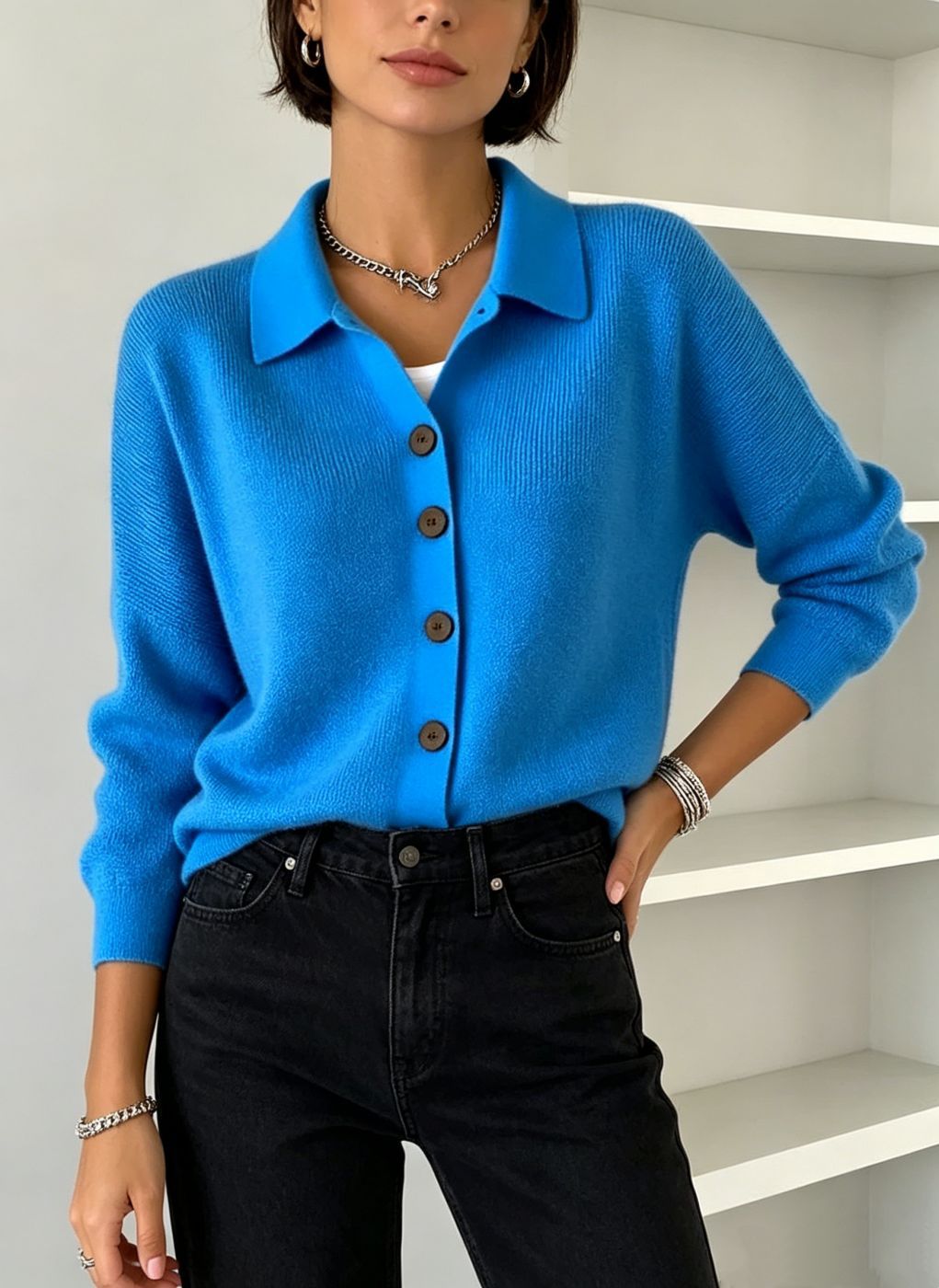Damen Feinstrick-Cardigan mit Hemdkragen, entspannter Silhouette und Holzknöpfen – Veloura