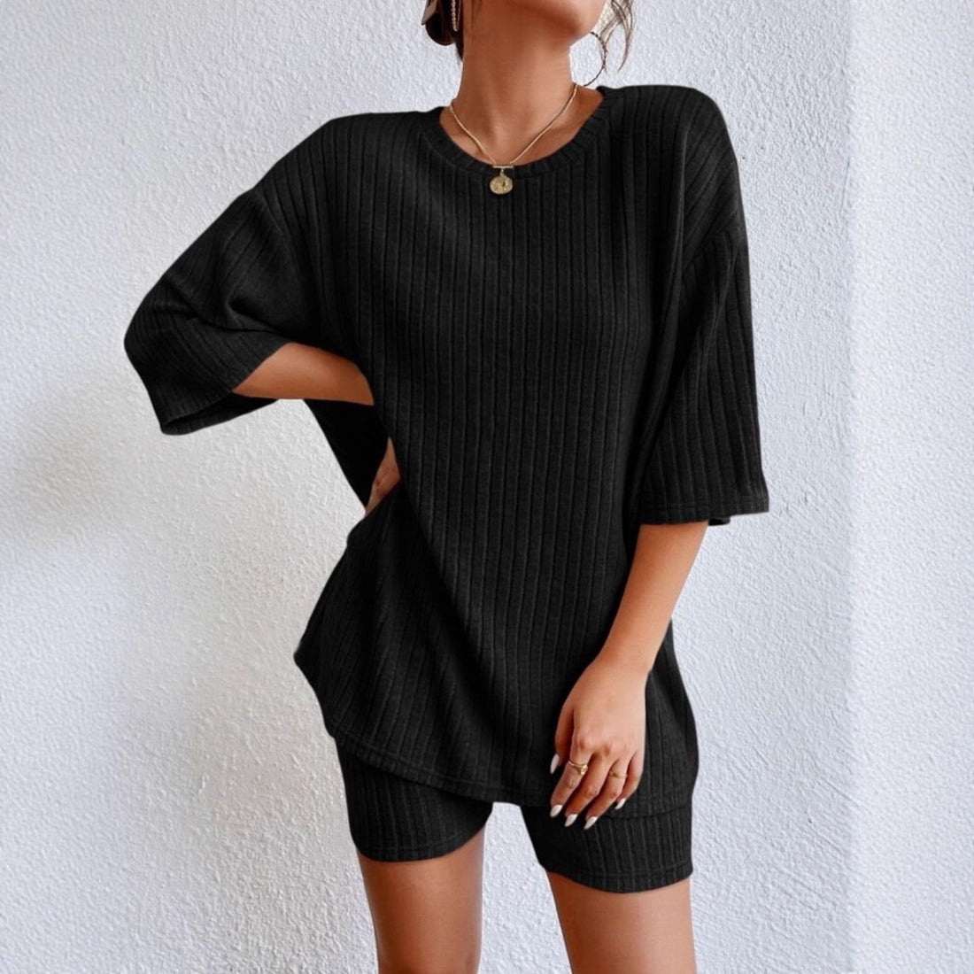 Damen Lässiges Rippstrick-Lounge-Set mit Oversize-Kurzarmoberteil und High-Waist-Biker-Shorts – Élanora