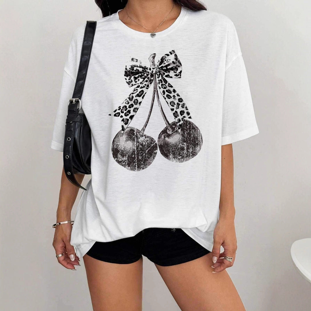 Damen T-Shirt mit kreativem Kirschmotiv und Leopardenband Echo Archiv