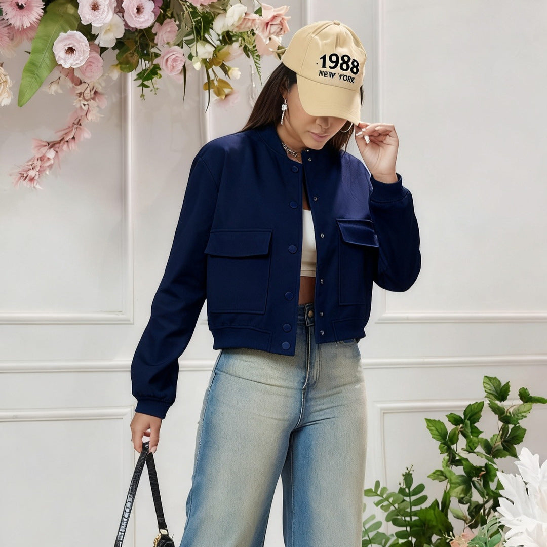 Damen Kurz geschnittene Utility-Jacke mit Stehkragen, Druckknöpfen und Pattentaschen – Célinea