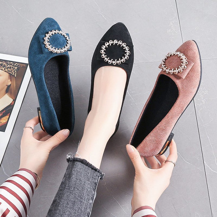 Damen nan elegante Veloursoptik-Ballerinas mit dekorativer Schmuckbrosche und kleinem Blockabsatz Echo Archiv