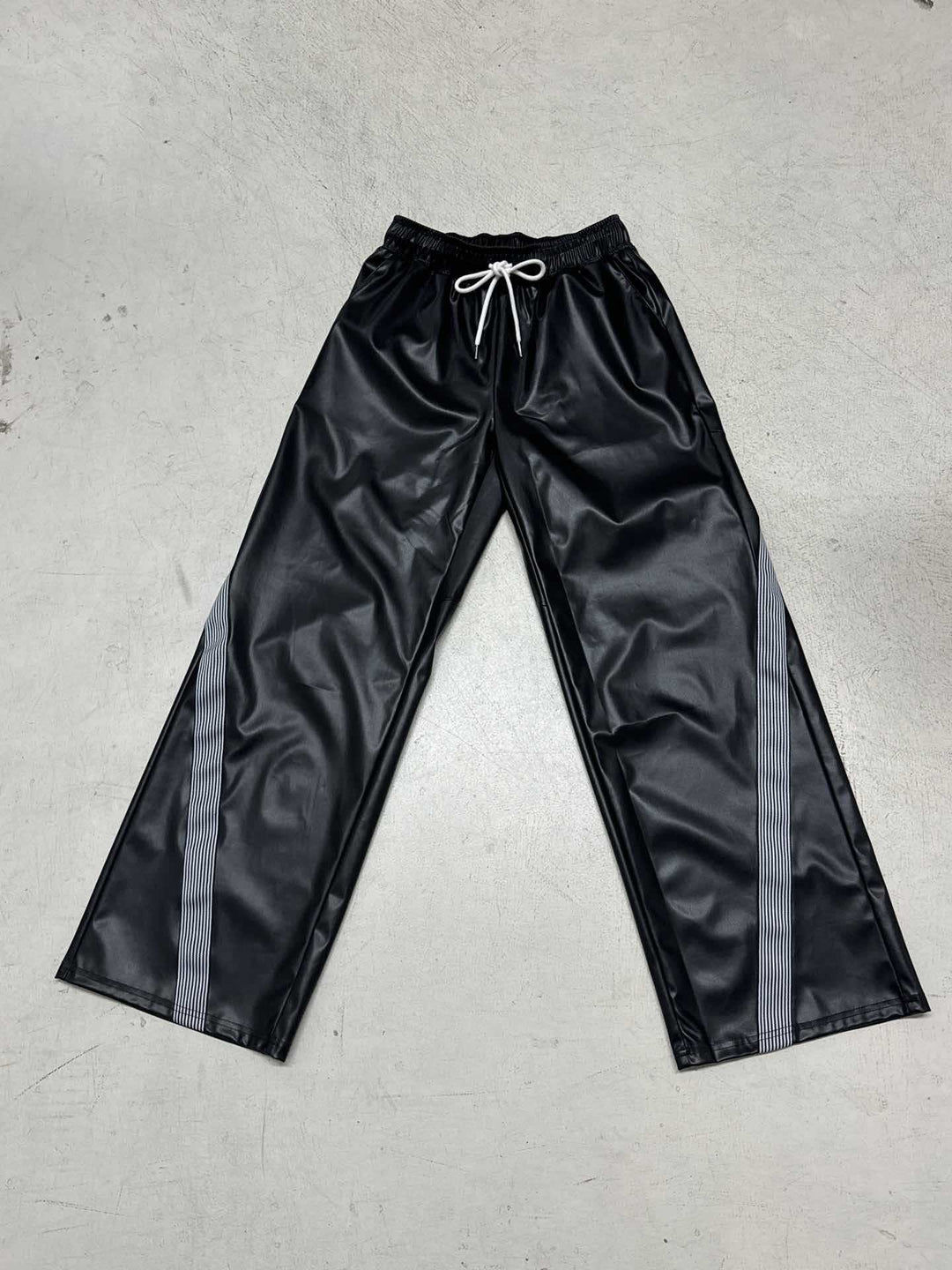Damen nan weite Kunstleder-Trackpants mit elastischem Bund, Tunnelzug und seitlichen Streifen Echo Archiv