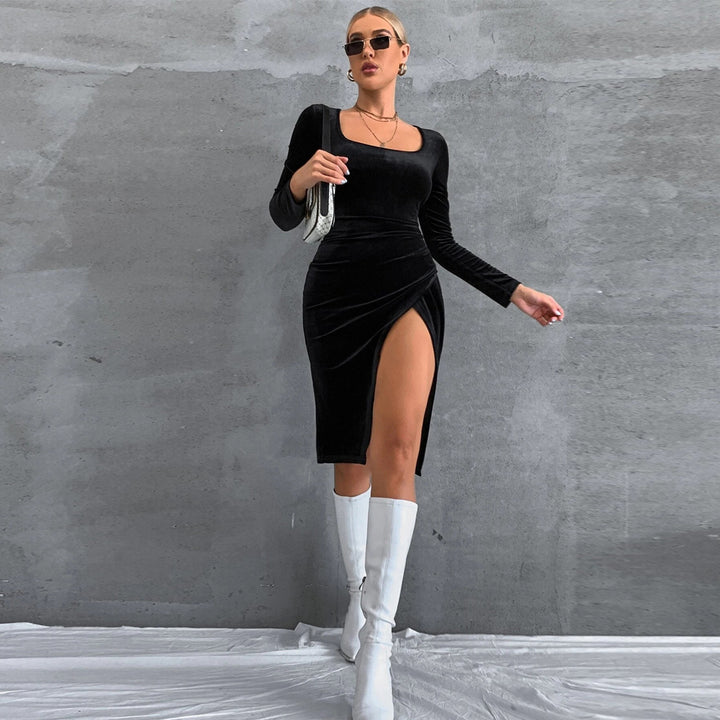 Damen Samt-Midikleid mit quadratischem Ausschnitt, taillierter Raffung und hohem Seitenschlitz – Élara