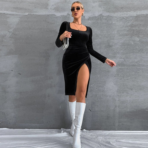 Damen Samt-Midikleid mit quadratischem Ausschnitt, taillierter Raffung und hohem Seitenschlitz – Élara