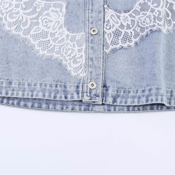 Damen verkürzte Jeansjacke mit Spitzenbesatz und überschnittener Schulter Echo Archiv