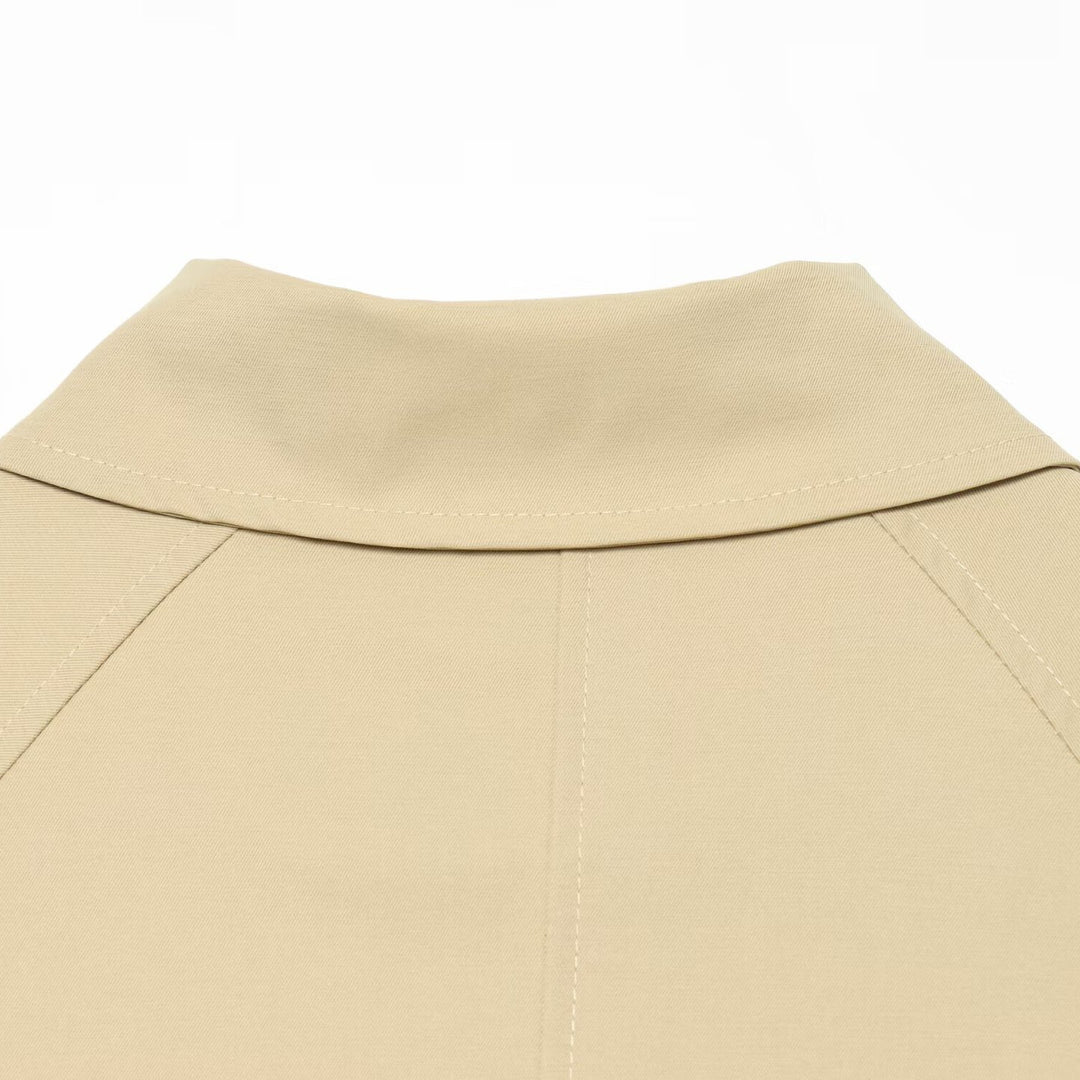 Damen Kurzblouson im Boxy‑Trenchstil mit Raglanärmeln und Hornknöpfen Echoarchiv