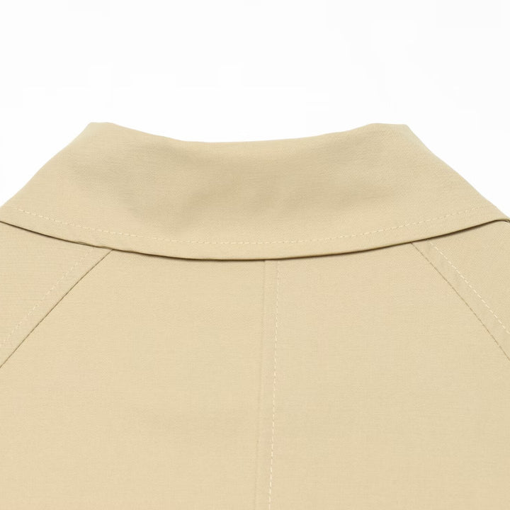 Damen Kurzblouson im Boxy‑Trenchstil mit Raglanärmeln und Hornknöpfen Echoarchiv