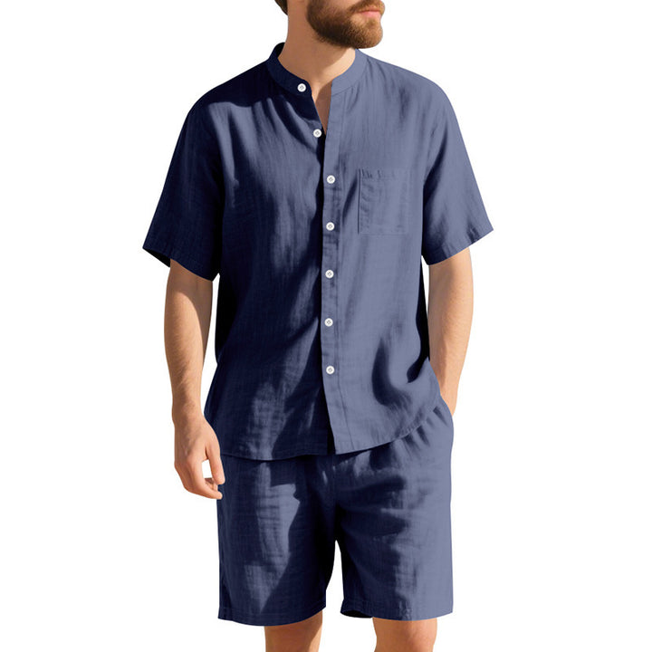 Herren Freizeit Outfit mit kurzärmligem Button-Down-Hemd und elastischen Shorts Echoarchiv