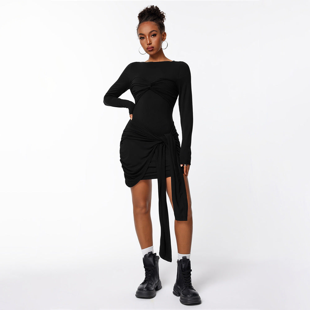 Damen figurbetontes Minikleid mit asymmetrischer Knotendrapierung, taillierter Raffung und langem Ärmelschal – Élara