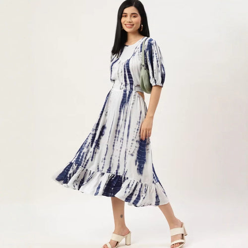 Damen Midikleid mit Batikprint, tailliertem Schnitt, seitlichem Cut-Out und Volant-Saum – Élara