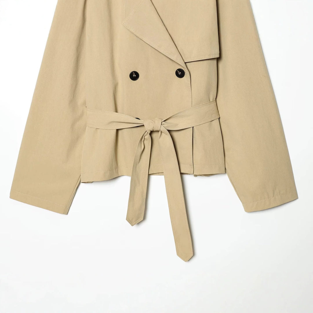 Damen Kurz geschnittener Trenchcoat mit Taillengürtel und Schulterklappen Echo Archiv